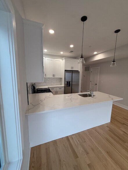 Unit 2 - Kitchen - 6009 Jefferson St