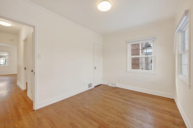 Building Photo - 514 W Lakeside St