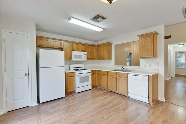 Building Photo - 1008 Balanced Rock Pl
