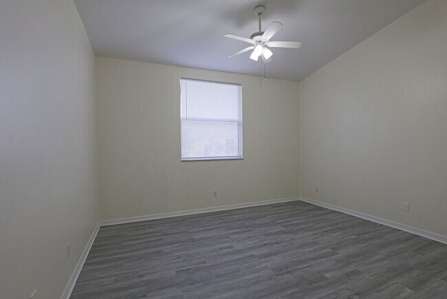 Building Photo - Bellasol 4117-121