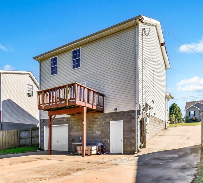 Building Photo - Amazing 3 bedroom 2 bathroom close to Fort...