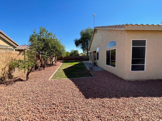 Building Photo - 686 W Del Rio St