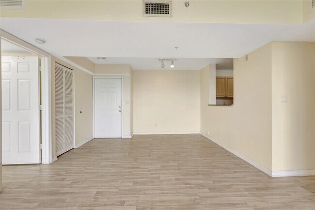 Building Photo - 529 E Sheridan St