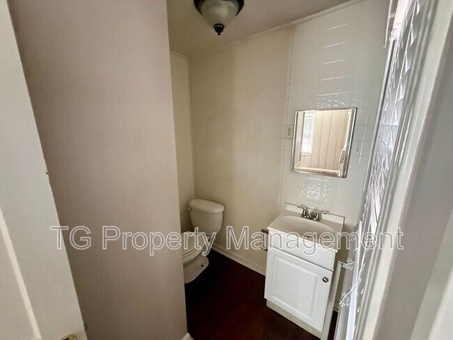 Building Photo - 5687 Akra Ave