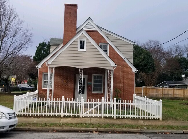 Building Photo - 1900 Fairview Rd