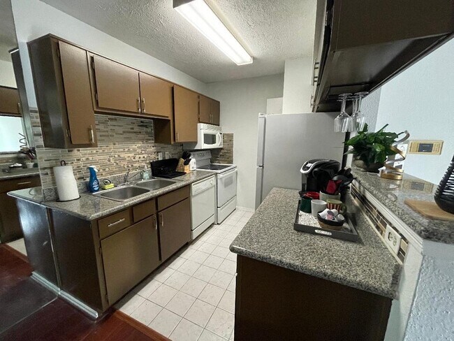 Building Photo - 2750 Holly Hall St