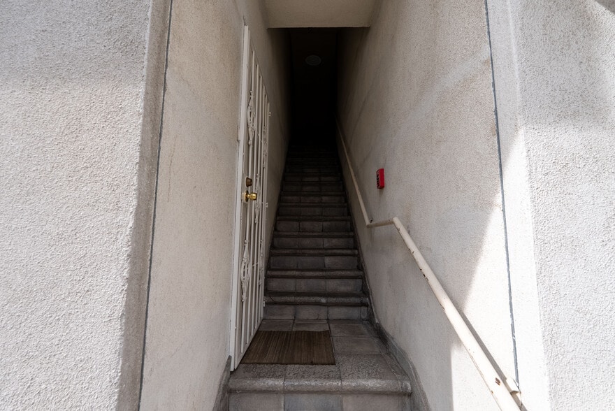 Building Photo - 1758 N Alexandria Ave