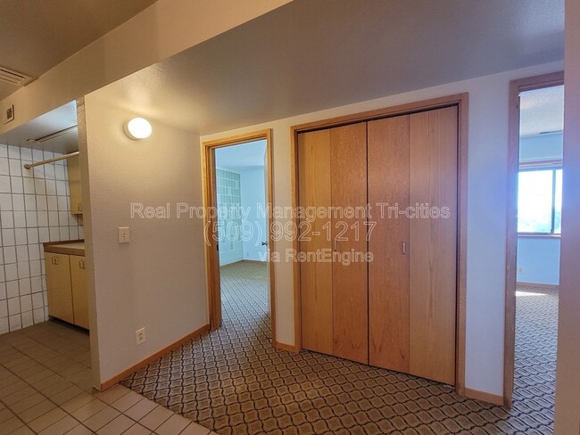 Building Photo - 600 W 26th Pl