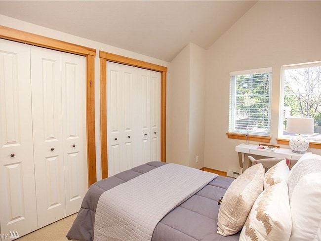 Building Photo - Nice Spacious Bainbridge Condo in heart of downtonw