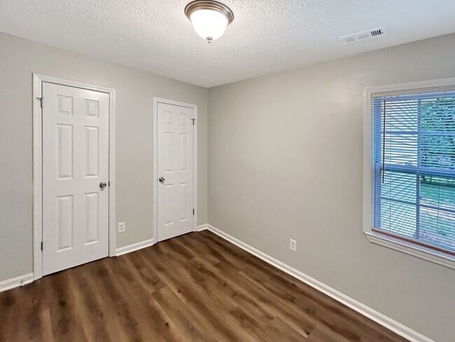 Building Photo - 106 Greenwood Cir