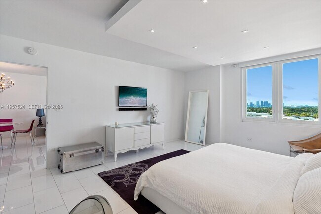 Building Photo - 2301 Collins Ave