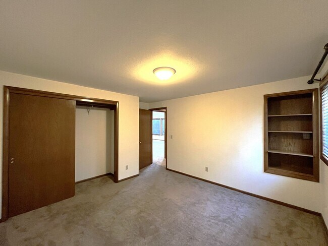 Building Photo - 180 Degree View of Bellingham Bay - Water/Sewer and Gas Included in Rent