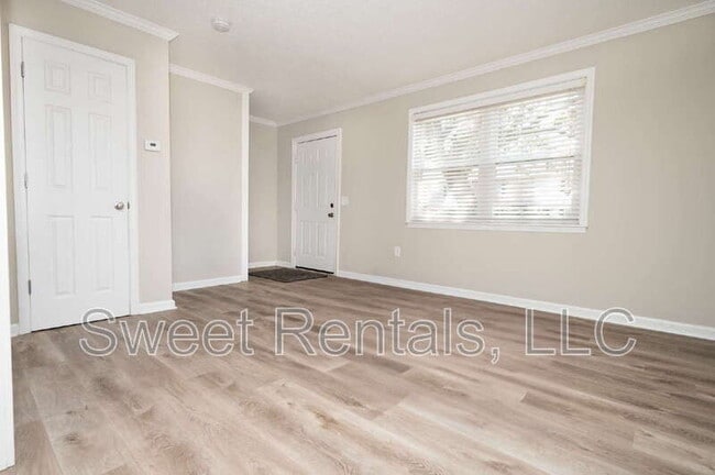 Building Photo - 415 Parkdale Dr