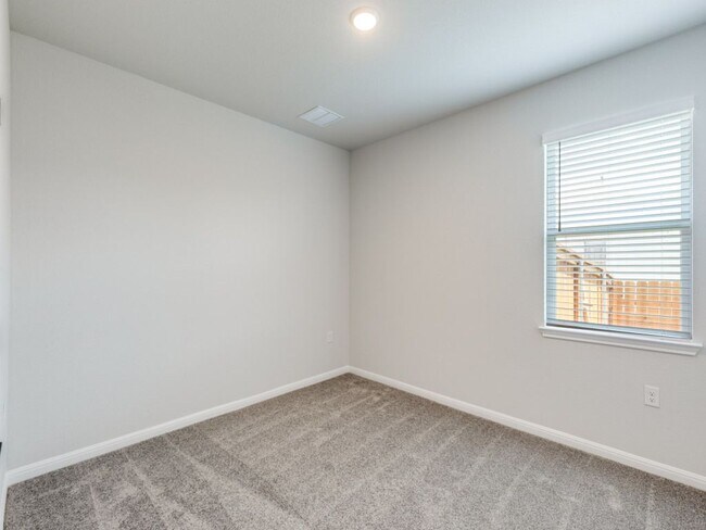 Building Photo - 1529 Purple Martin Dr