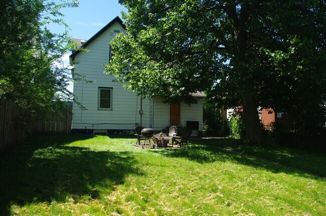 Building Photo - Large Garage!! Large 3 Bedroom House in Midway near Green Line