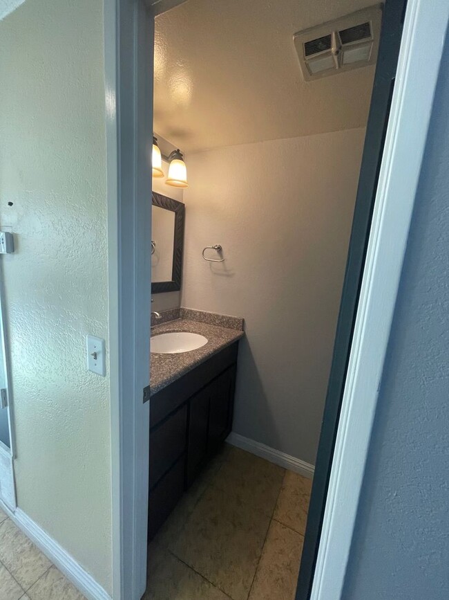 Building Photo - Cozy 2b/1.5ba Townhome in Anaheim