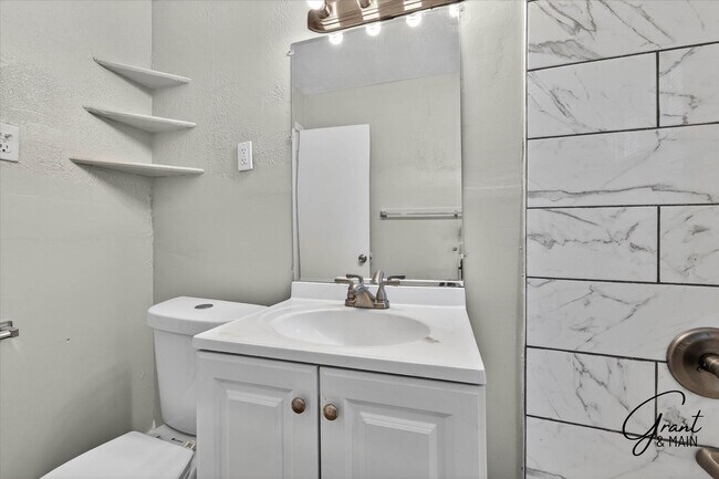 Building Photo - $1275 3 bedroom bungalow