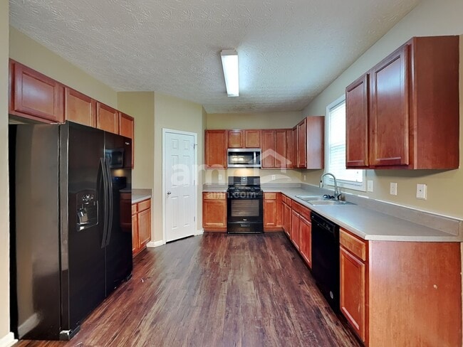 Building Photo - 2175 Village Green Dr