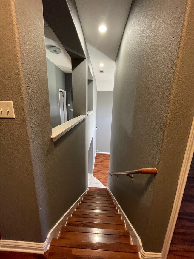 Building Photo - 10312 Yellowstone Dr