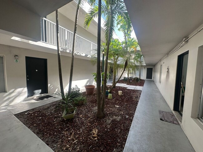 Building Photo - 1830 Maravilla Ave