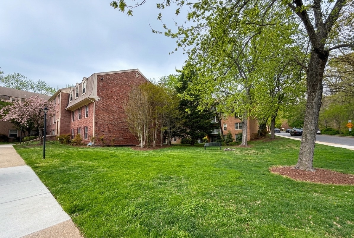 Green space - 6008 Westchester Park Dr