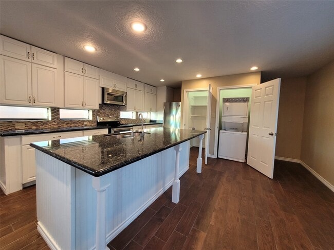 Building Photo - 2428 Parkview Dr