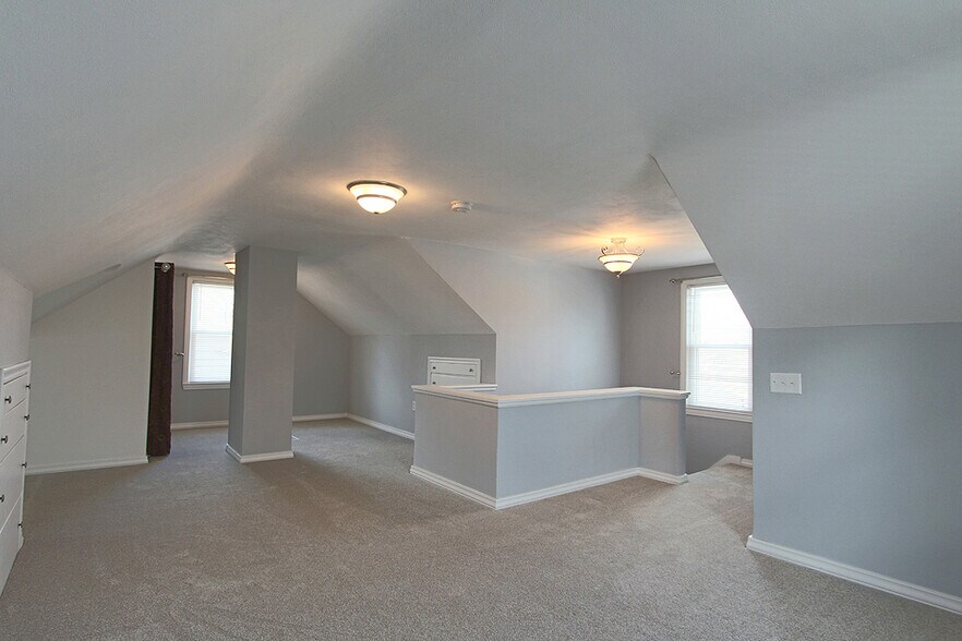 Large Upper Master Suite with New Paint and Carpet - 1808 34th St