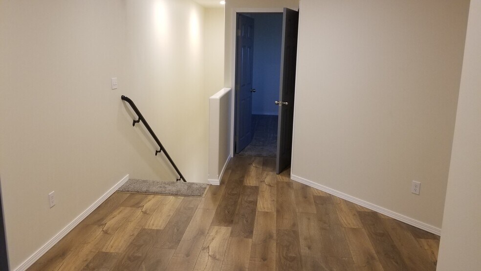 Building Photo - 1412 W Lakeside Dr