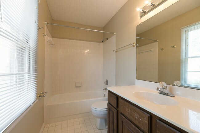 Building Photo - Charming 2BR & 2.5BA Townhome with Dual Primary Suites in Woodstream Glen