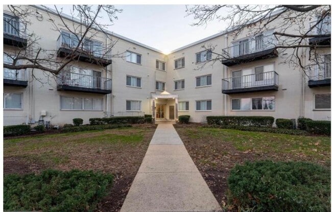 Primary Photo - Spacious and Newly Remodelled at the Fairm...