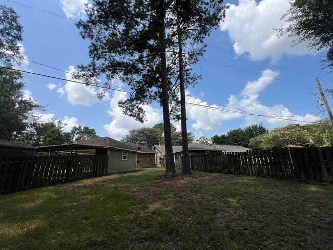 Building Photo - Charming Baton Rouge Home with Flex Room, Fireplace & Spacious Front Porch