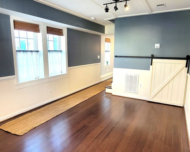 Building Photo - Beautifully Maintained Townhome in Downtow...