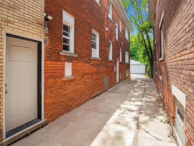 Building Photo - 2509 Gladstone St