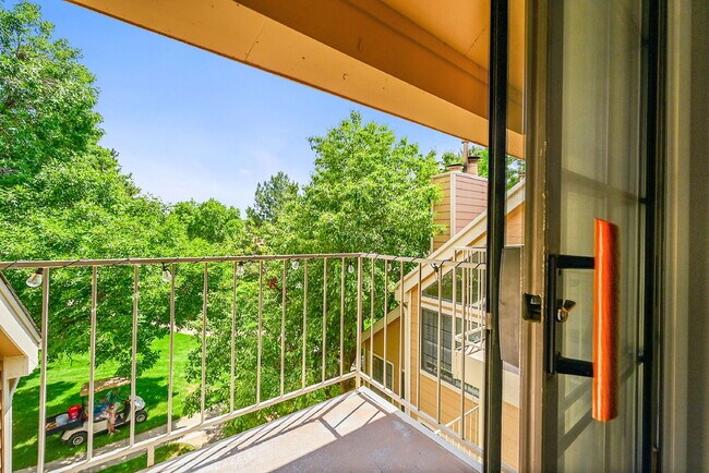 Building Photo - $2,195 - 1 Bed, 1 Bath Updated Lofted Cond...