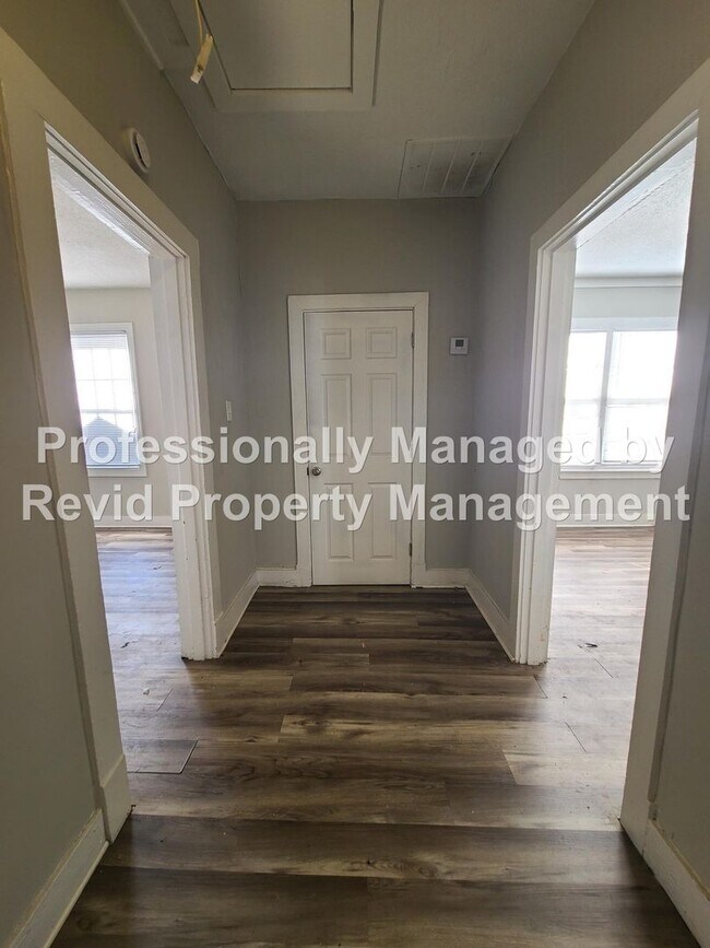 Building Photo - SECTION 8 ACCEPTED