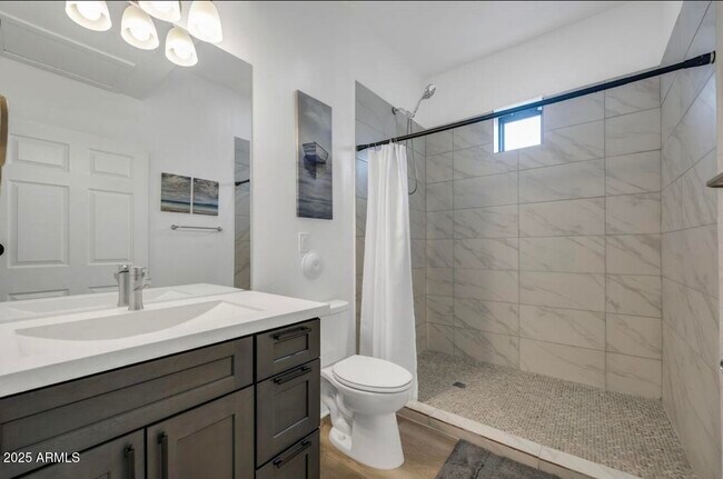 Building Photo - 830 S Farmer Ave