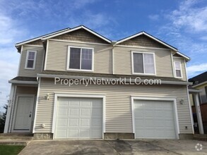 Building Photo - Great 3 Bedroom Gresham Duplex