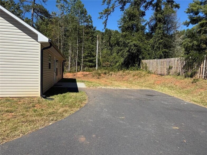 Building Photo - 635 Ben Higgins Rd