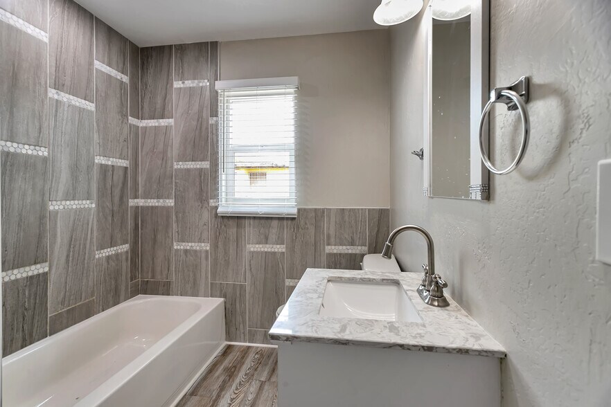 Building Photo - 5208 S 11th Ave