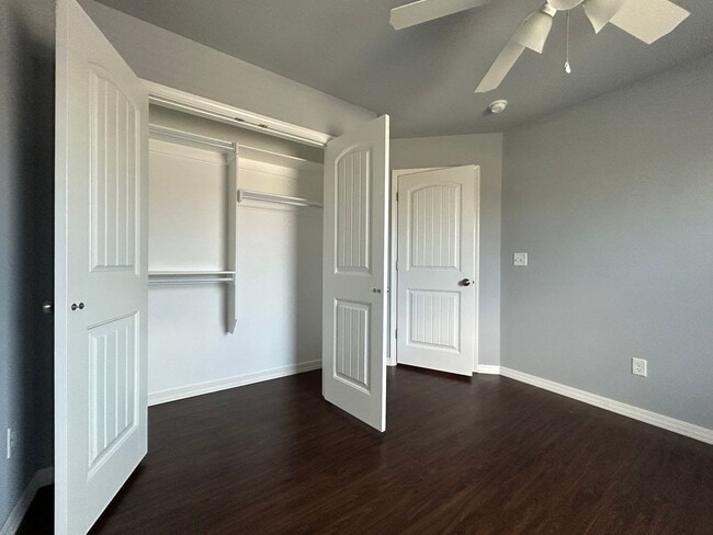 Building Photo - Townhouse with Garage - Minutes from Downt...