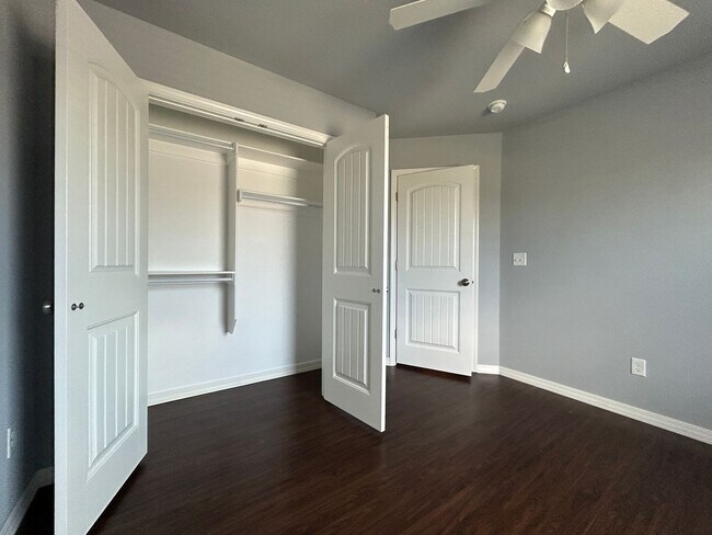Building Photo - Townhouse with Garage - Minutes from Downtown Rogers