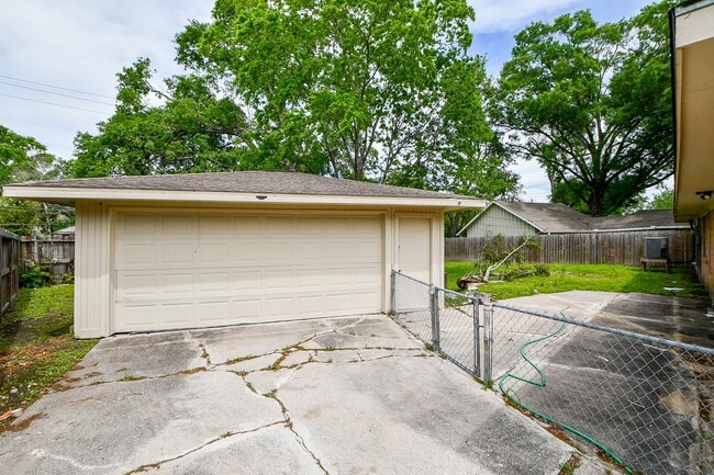 Building Photo - 4310 Woodvalley Dr