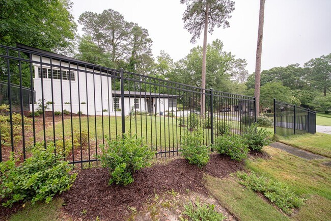 Building Photo - 4 bedroom/3 bath, 3711 sqft in Midtown!