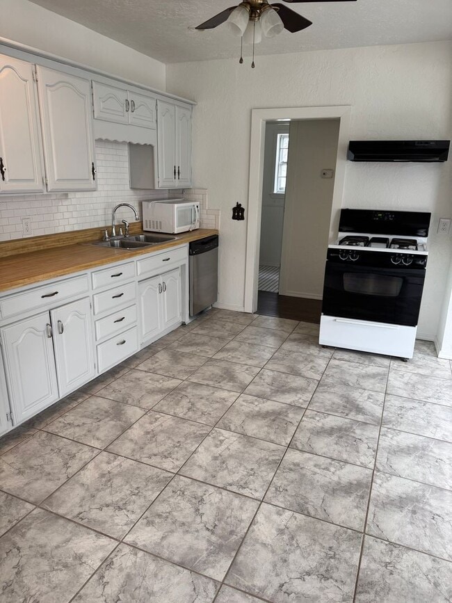 Building Photo - Adorable Rental Property Available in the heart of Guthrie.