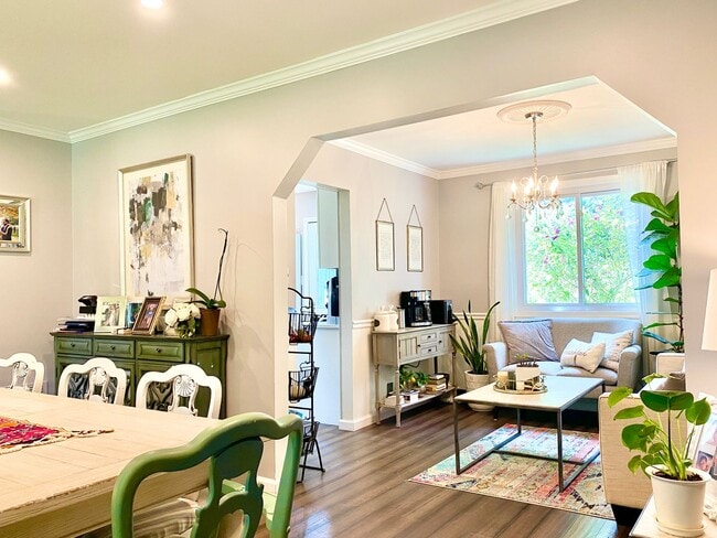 Building Photo - Amazing 4 Bedroom 2 Bathroom! Large Lot!  ...