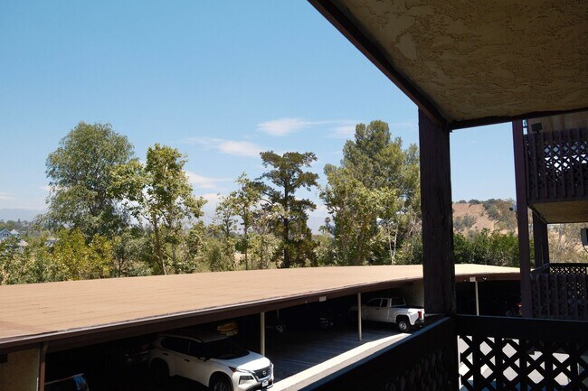 Building Photo - Bright and Spacious Quiet Corner 2 Bed/ 2 Bath with Private Balcony, Views, In Unit Laundry and P...