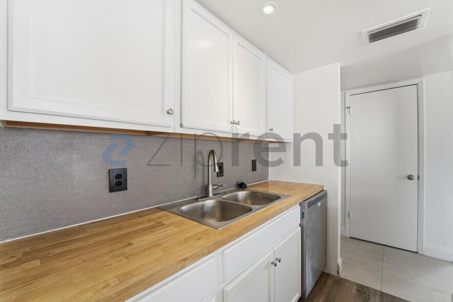 Building Photo - Unit