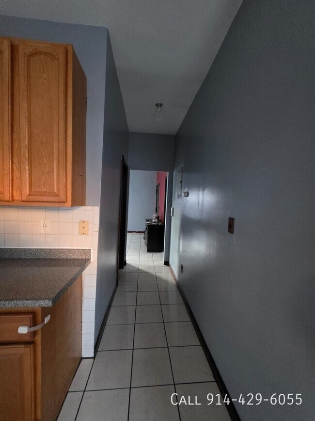 Building Photo - 104 Oak St