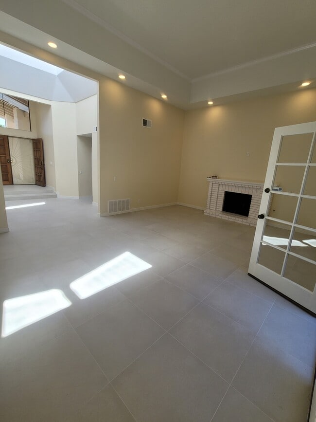 Building Photo - 462 Avenida Adobe