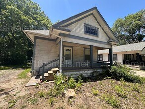 Building Photo - $895 - 2 bedroom/ 1 bathroom - Single Fami...